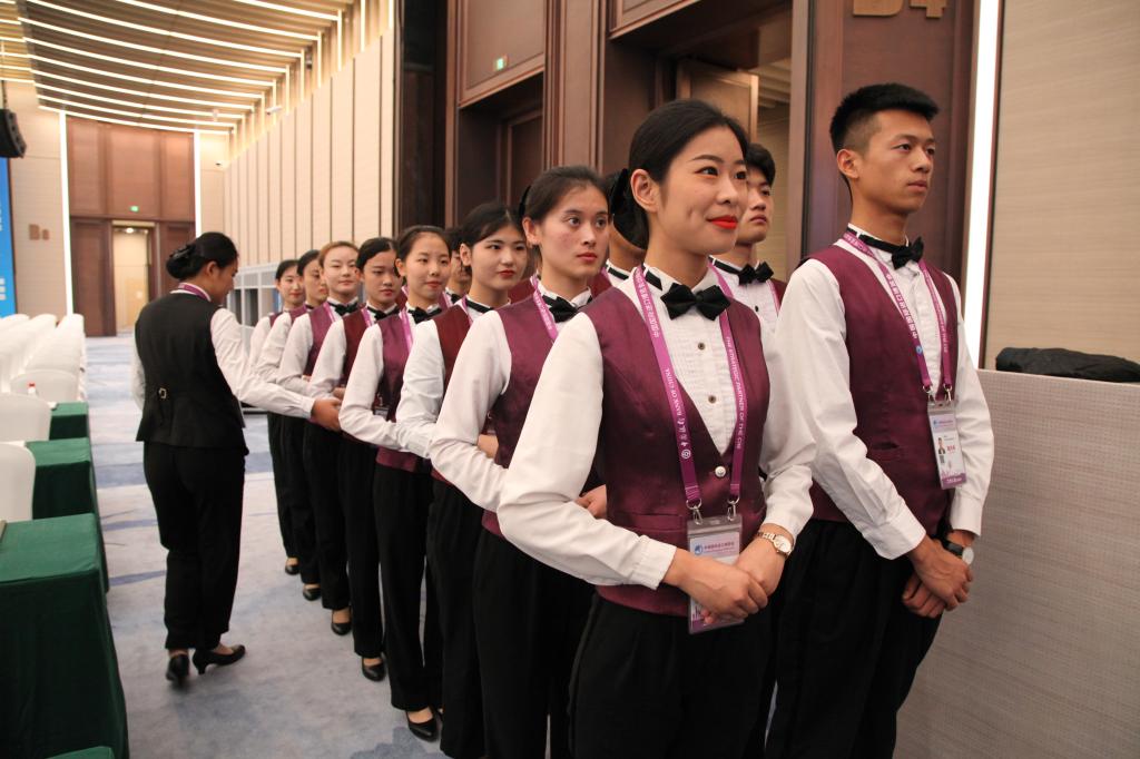 聊城職院進(jìn)博會(huì)禮儀志愿服務(wù)團(tuán)隊(duì) 以精細(xì)化服務(wù)閃耀國(guó)際舞臺(tái)
